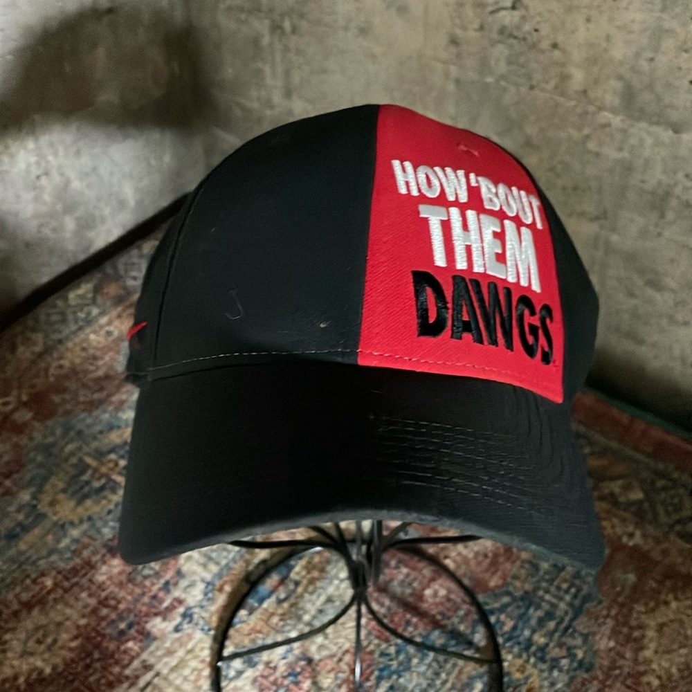 Nike dry fit Georgia bulldogs fitted hat, one size fits most.